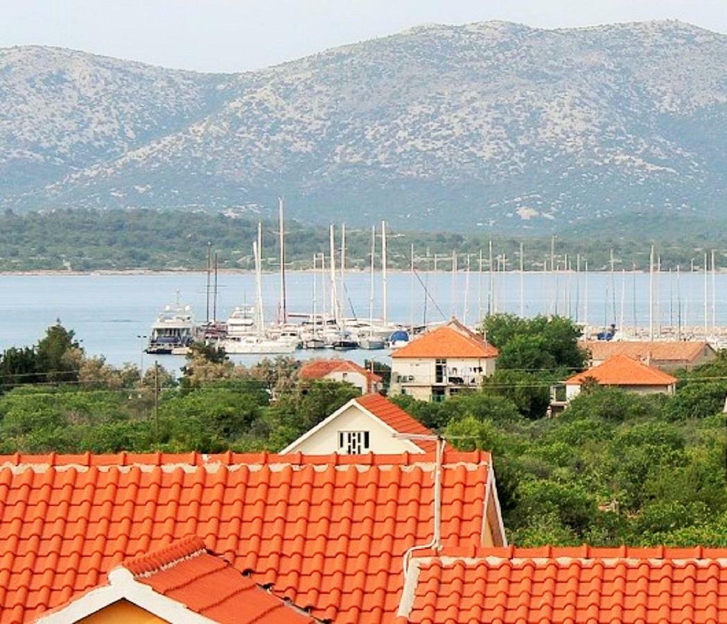 Apartments Jadranica Murter Rom bilde